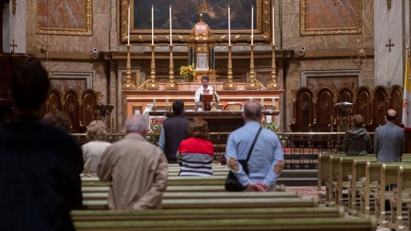 Varias personas asisten a misa en la Basílica de San Miguel el primer día de fin de las restricciones de aforo en Madrid, a 4 de octubre de 2021, en Madrid.