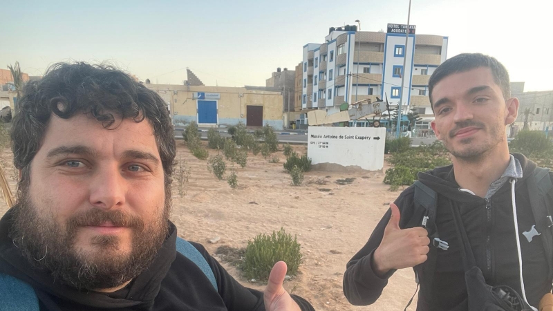 Oriol Puig, a la izquierda (con barba) y David Melero, en Tarfaya (Marruecos), ayer antes de la detención.