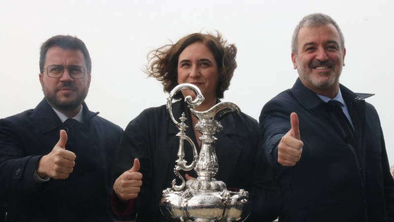29/03/2022 - Pere Aragonès, Ada Colau i Jaume Collboni amb el trofeu de la Copa Amèrica el passat 29 de març, quan es va anunciar que Barcelona acollirà l'edició del 2024.