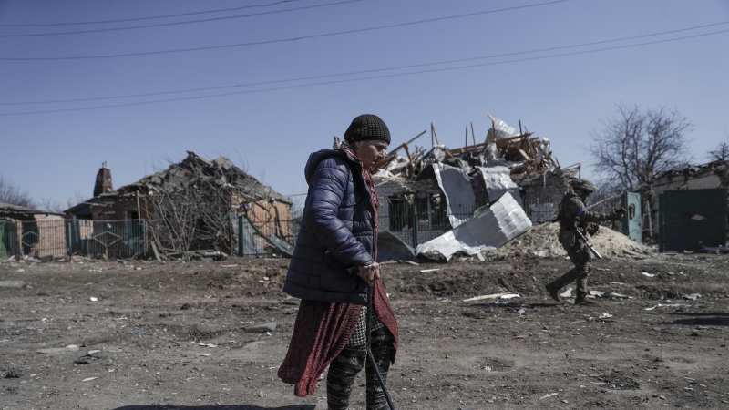 una mujer camina por una zona de viviendas devastadas por los ataques rusos en la región de Kharkiv (Ucrania) este 7 de abril de 2022.