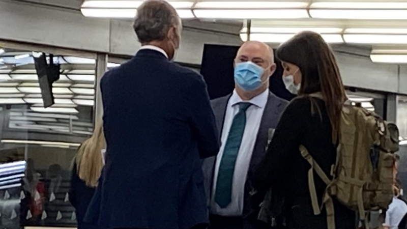 Alberto de Rosa, director ejecutivo europeo de Ribera Salud, el xpresidente valenciano Francisco Camps,  y Cristina Seguí, en la estación del AVE de Atocha de Madrid, el pasado 21 de septeimbre de 2021.