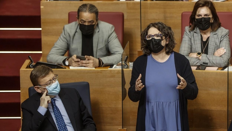 La vicepresidenta de la Generalitat valenciana, Mónica Oltra, junto al president, Ximo Puig , durante la sesión de control de les Corts de Valencia. E.P./Rober Solsona