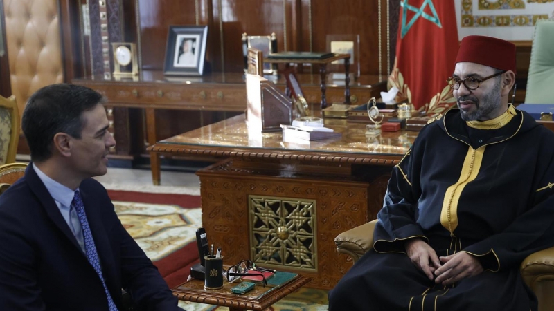 El presidente del Gobierno español, Pedro Sánchez (i), se reúne con el rey Mohamed VI de Marruecos (d), en un encuentro en Rabat.