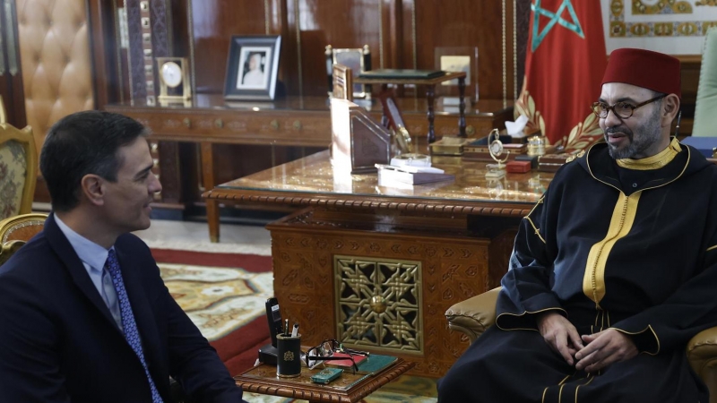 El presidente del Gobierno español, Pedro Sánchez (i), se reúne con el rey Mohamed VI de Marruecos (d), en un encuentro en Rabat.