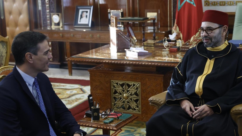 El presidente del Gobierno español, Pedro Sánchez (i), se reúne con el rey Mohamed VI de Marruecos (d), en un encuentro en Rabat.