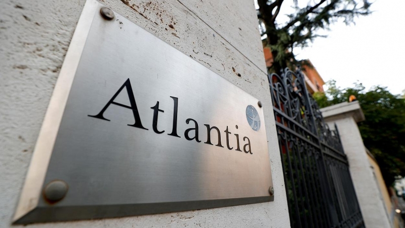 El logo del grupo de infraestructuras italiano Atlantia, a la entrada de su sede en Roma. REUTERS/Guglielmo Mangiapane