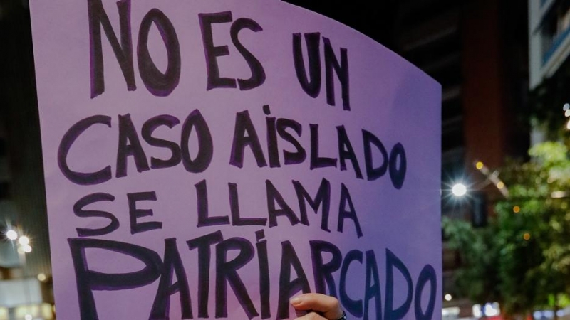 8/4/22-Una persona sostiene una pancarta en una manifestación convocada por la Asamblea Feminista contra la violencia machista bajo el lema 'La violencia machista existe y nos mata', a 25 de noviembre de 2021, en Murcia, (España).