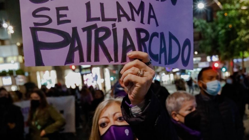 8/4/22-Una persona sostiene una pancarta en una manifestación convocada por la Asamblea Feminista contra la violencia machista bajo el lema 'La violencia machista existe y nos mata', a 25 de noviembre de 2021, en Murcia, (España).