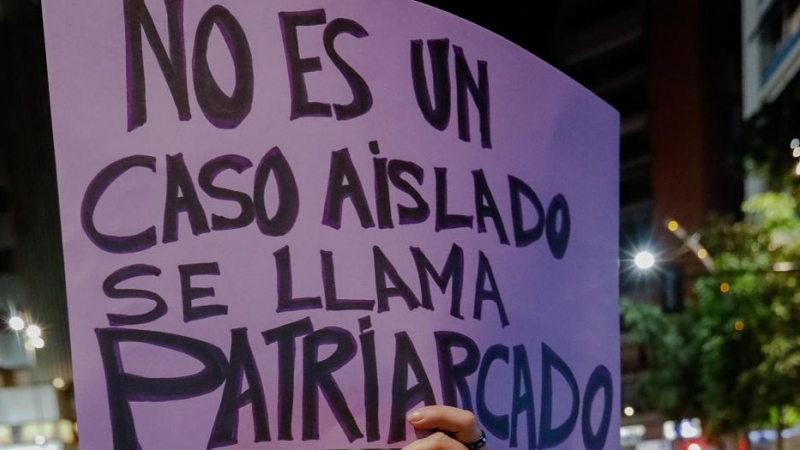 8/4/22-Una persona sostiene una pancarta en una manifestación convocada por la Asamblea Feminista contra la violencia machista bajo el lema 'La violencia machista existe y nos mata', a 25 de noviembre de 2021, en Murcia, (España).