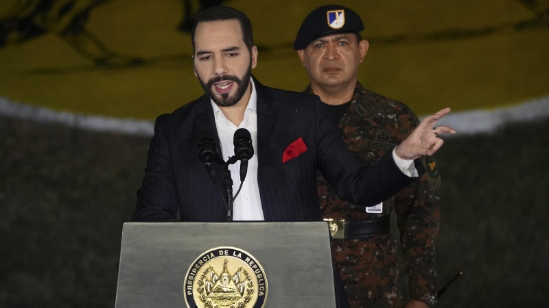 8/4/22-El presidente de El Salvador, Nayib Bukele (izquierda), habla durante una ceremonia de reclutamiento de 1.440 nuevos soldados en las fuerzas armadas. Luego de una ola de asesinatos con 62 víctimas en un solo día, el gobierno declaró un estado de em