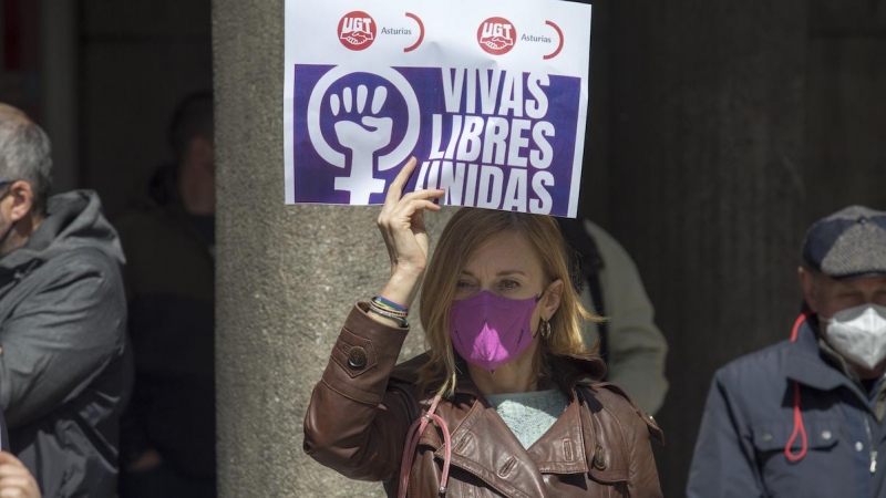 Una mujer sostiene una pancarta donde se puede leer 'Vivas, Libres, Unidas' en una concentración contra las violencias machistas, frente a la sede de CCOO, a 24 de mayo de 2021, en Oviedo.