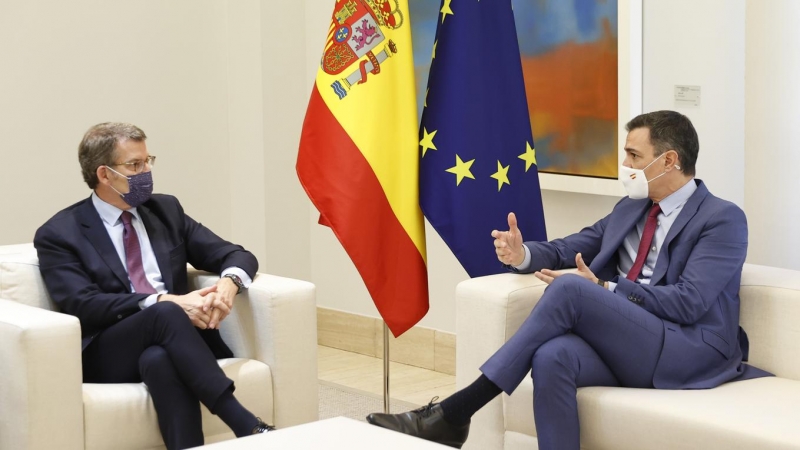 07/04/2022.- El presidente del Gobierno, Pedro Sánchez, recibe al nuevo líder del PP, Alberto Núñez Feijóo, este jueves en el Palacio de la Moncloa en Madrid. EFE/ Chema Moya