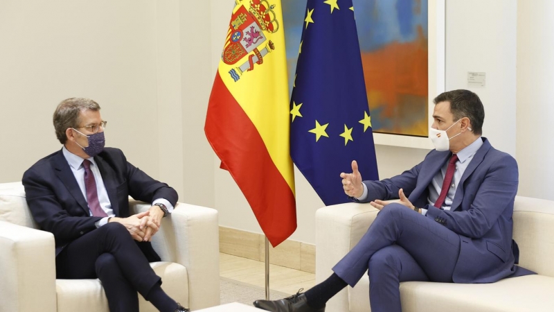 07/04/2022.- El presidente del Gobierno, Pedro Sánchez, recibe al nuevo líder del PP, Alberto Núñez Feijóo, este jueves en el Palacio de la Moncloa en Madrid. EFE/ Chema Moya