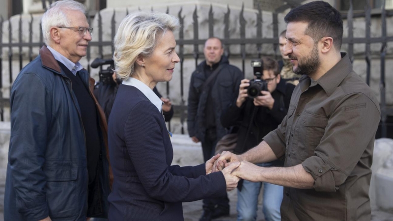 Ursula von der Leyen y Josep Borrell en su encuentro con Volodímir Zelenski.