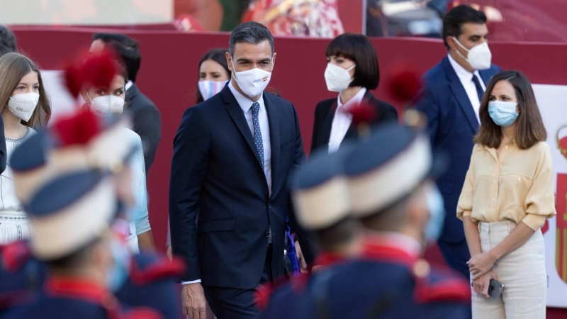 El presidente del Gobierno, Pedro Sánchez, llega el acto solemne de homenaje a la bandera nacional y desfile militar en el Día de la Hispanidad, a 12 de octubre de 2021, en Madrid.