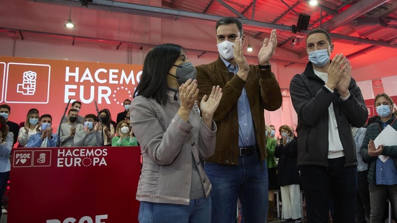 09/04/2022 La secretaria general del PSOE Madrid y delegada del Gobierno de España en Madrid, Mercedes González; el presidente del Gobierno Pedro Sánchez; y el secretario general del PSOE Madrid y portavoz del PSOE en la Asamblea, Juan Lobato; aplauden a