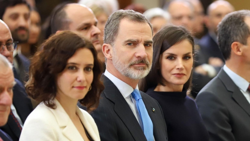 El Rey Felipe VI, la Reina Letizia, el Ministro de Ciencia, Pedro Duque, y la presidenta de la Comunidad de Madrid, Isabel Díaz-Ayuso, durante la ceremonia de entrega de los Premios Nacionales de Investigación 2019 en el Palacio Real de El Pardo, en Madri