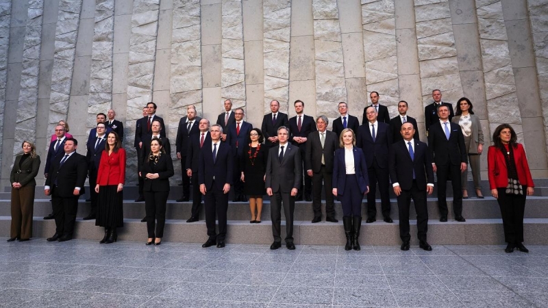 07/04/2022 El secretario de estado de EEUU, Antony Blinken, y el secretario general de la OTAN, Jens Stoltenberg, posan en una foto de familia con los ministros de Exteriores en Bruselas