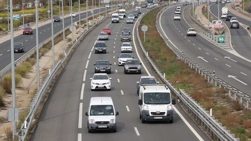 Aspecto que presenta el tráfico en el kilómetro 20 de la A-5, este viernes en Madrid. Tras dos años en los que la pandemia del coronavirus ha condicionado la Semana Santa por las restricciones a la movilidad, la Dirección General de Tráfico (DGT) pone en