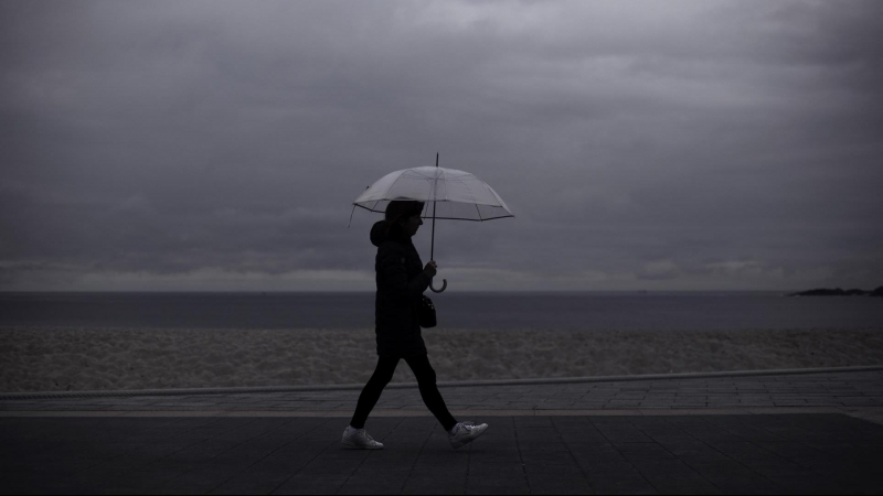 Una mujer caminaba este viernes por el paseo marítimo de A Coruña el 8 de abril de 2022