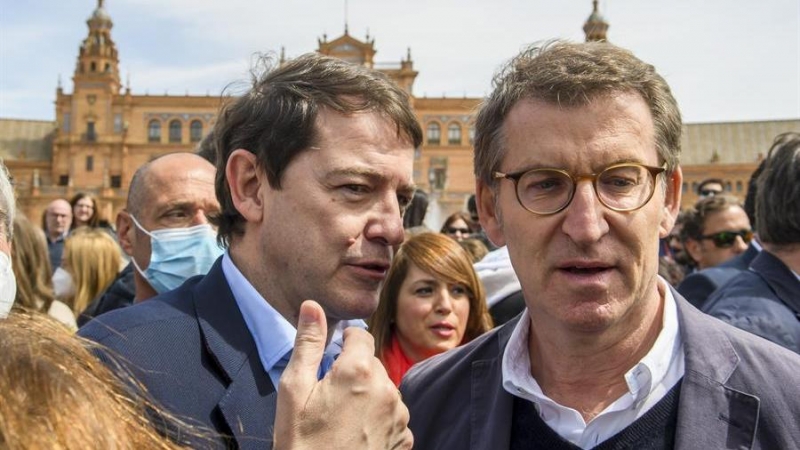 Alberto Núñez Feijóo y Alfonso Fernández Mañueco,  en la Plaza de España de Sevilla.