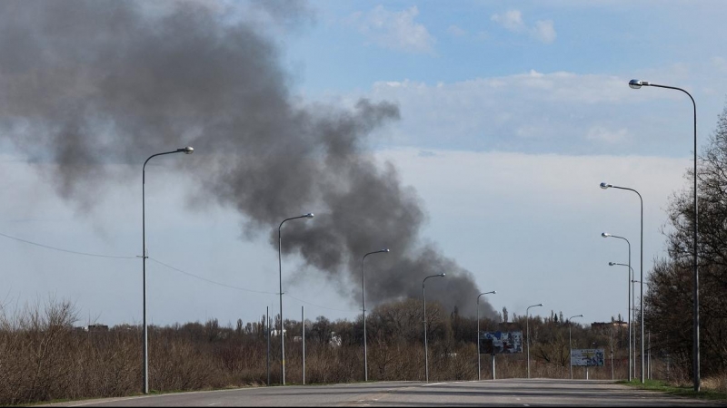 10/04/2022 Una columna de humo se eleva desde el aeropuerto de Dnipro