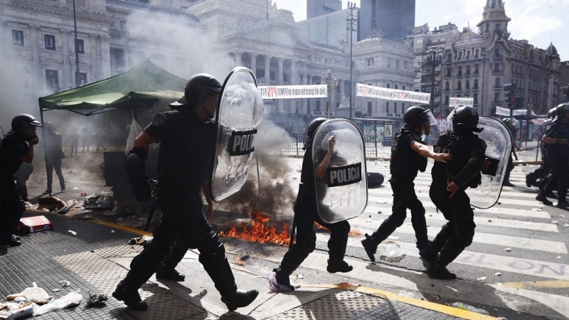 ARCHIVO. La policía antidisturbios toma posición después de que estallaron los enfrentamientos durante una protesta contra el acuerdo entre el gobierno argentino y el Fondo Monetario Internacional frente al Congreso en Buenos Aires el 10 de marzo de 2022.
