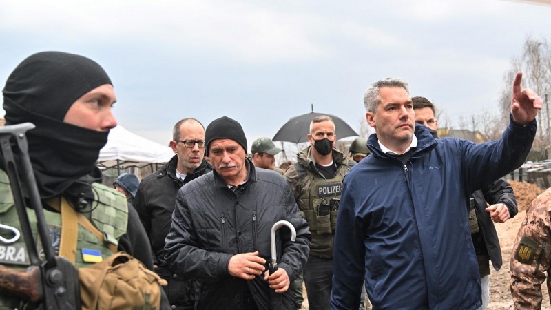 09/04/2022 El canciller austriaco Karl Nehammer visita Bucha tras la masacre perpetrada en plena guerra entre Rusia y Ucrania