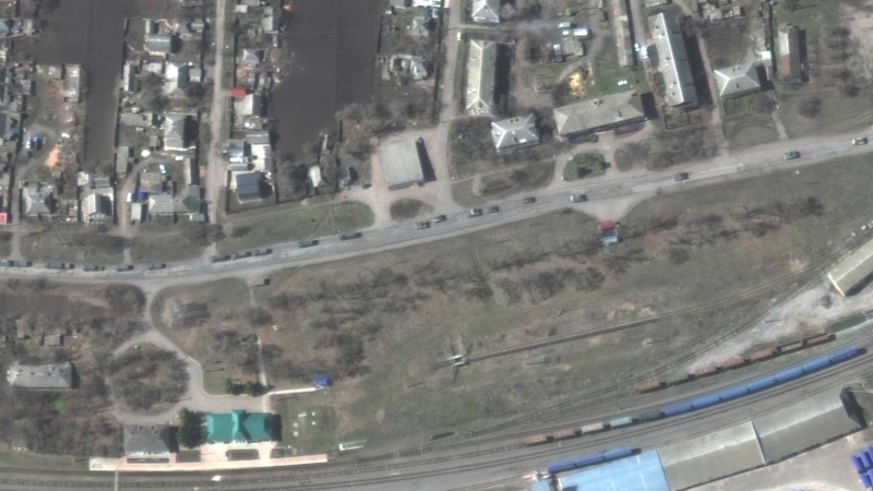 Una imagen satelital proporcionada por Maxar Technologies muestra un convoy de vehículos y camiones militares blindados que se extiende por al menos ocho millas hacia el sur a través de la ciudad ucraniana de Velykyi Burluk, Ucrania, el 8 de abril de 2022