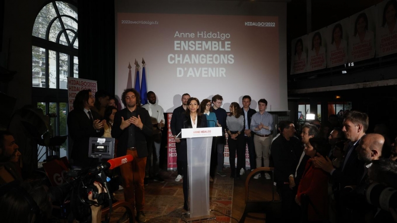 La alcaldesa de París y candidata presidencial del Partido Socialista Francés (PS), Anne Hidalgo, pronuncia un discurso después de los resultados de la primera ronda de las elecciones presidenciales francesas en París, Francia, el 10 de abril de 2022.