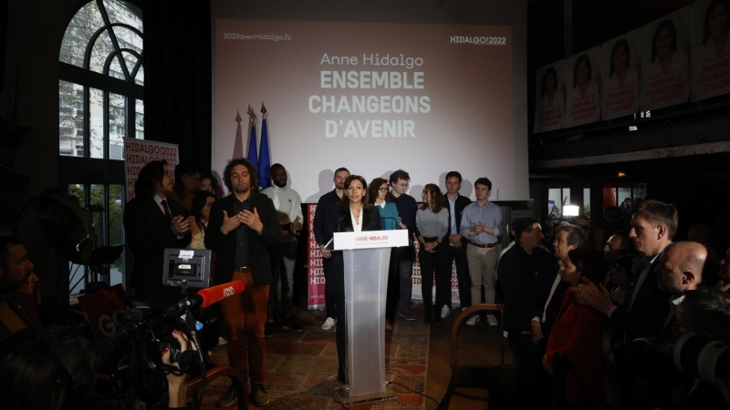 La alcaldesa de París y candidata presidencial del Partido Socialista Francés (PS), Anne Hidalgo, pronuncia un discurso después de los resultados de la primera ronda de las elecciones presidenciales francesas en París, Francia, el 10 de abril de 2022.