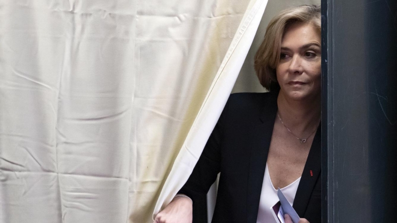 Valerie Pecresse, candidata del partido derechista Les Republicains (LR) para las elecciones presidenciales de 2022, sale de una cabina para emitir su voto en un colegio electoral en la primera ronda de las elecciones presidenciales francesas en Velizy-Vi