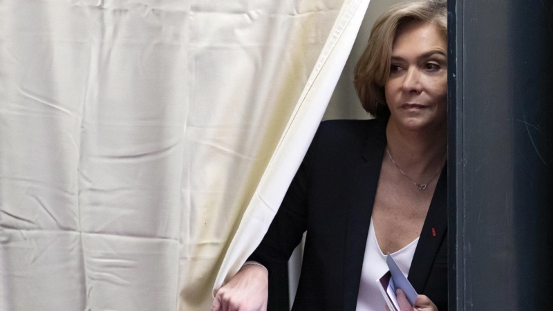 Valerie Pecresse, candidata del partido derechista Les Republicains (LR) para las elecciones presidenciales de 2022, sale de una cabina para emitir su voto en un colegio electoral en la primera ronda de las elecciones presidenciales francesas en Velizy-Vi