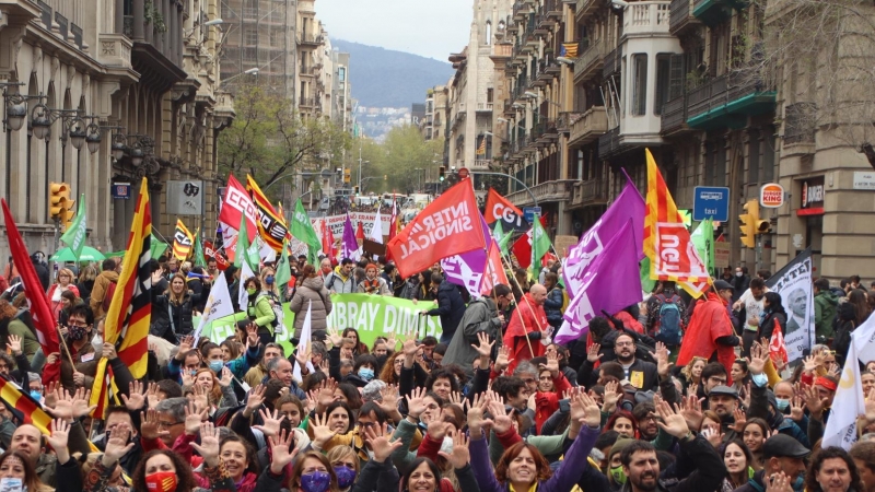 Diverses persones es manifesten a la Via Laietana en el cinquè dia de vaga educativa.