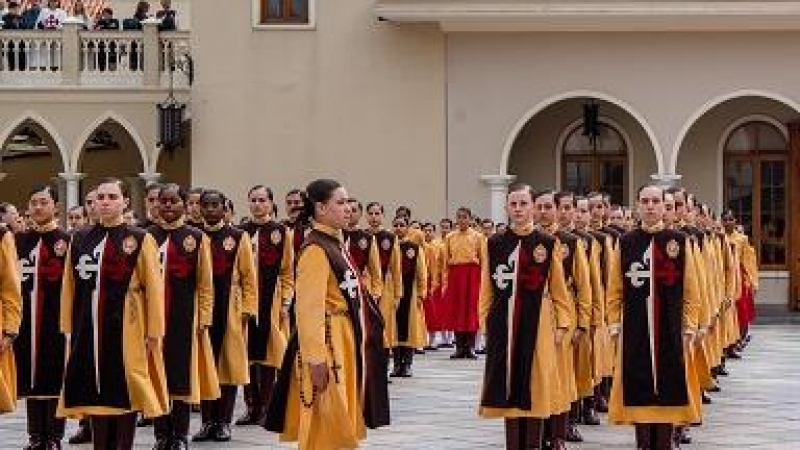 Formación de mujeres pertenecientes a la rama femenina de la asociación Heraldos del Evangelio