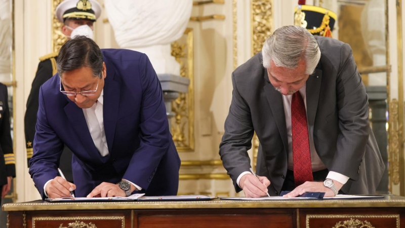 11/04/2022 - Alberto Fernández (der.), y su par de Bolivia, Luis Arce, durante la firma de un convenio que permitirá 'garantizar' el suministro de gas natural boliviano a Argentina.