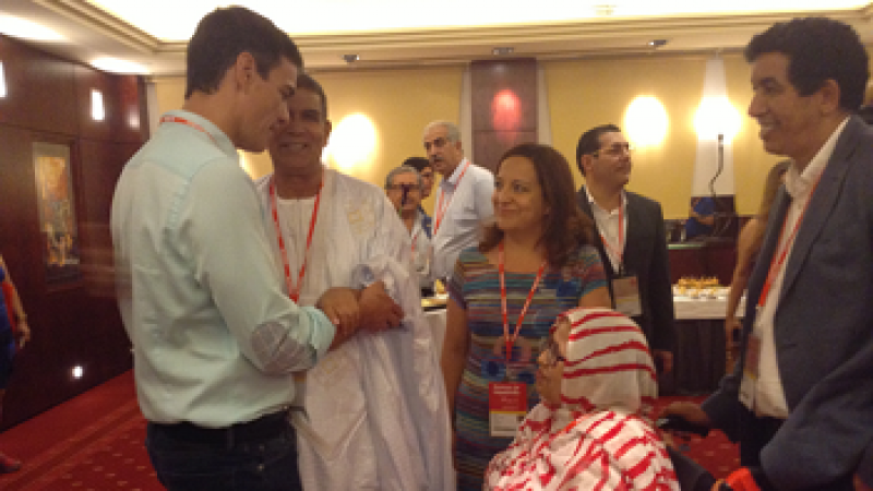 El presidente del Gobierno, Pedro Sánchez, en una imagen del 39 Congreso del PSOE celebrado en 2017 junto a representantes del Frente Polisario.