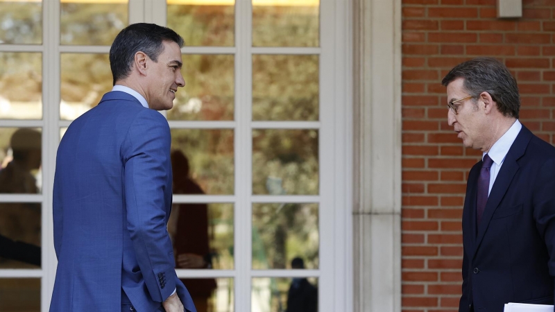 El presidente del Gobierno, Pedro Sánchez, recibe al nuevo líder del PP, Alberto Núñez Feijóo, el pasado jueves en el Palacio de la Moncloa en Madrid.