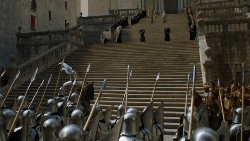 Captura de pantalla del tràiler de la nova temporada de 'Joc de Trons', on es veu l'escena gravada a les escales de la Catedral de Girona.