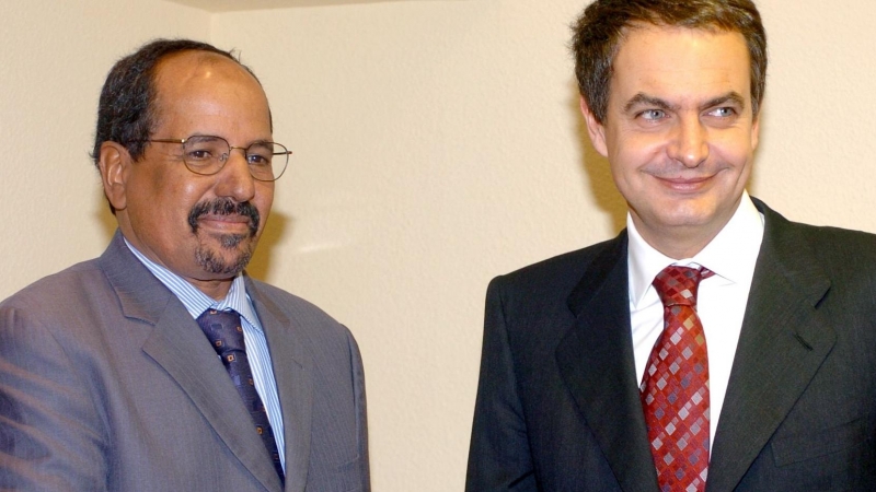 El expresidente del Gobierno, José Luis Rodríguez Zapatero, en 2004 junto al expresidente de la RASD y exsecretario general del Frente Polisario, Mohamed Abdelaziz, fallecido en