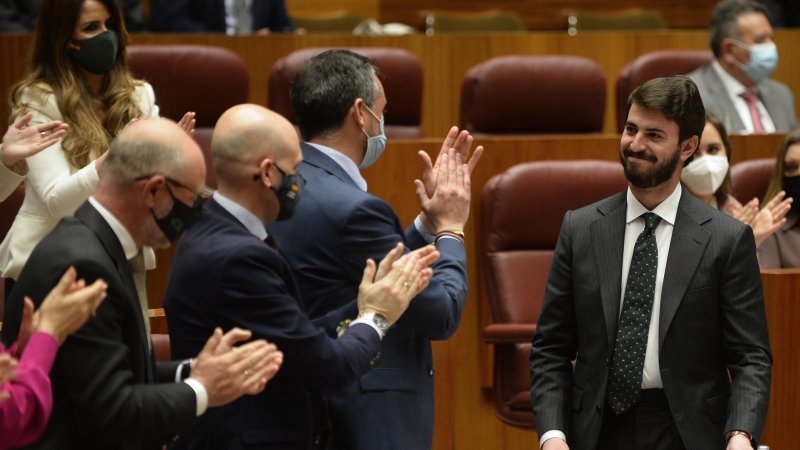 El próximo vicepresidente de Castilla y León, Juan García-Gallardo (d), de Vox, tras su intervención en el debate de investidura de Mañueco este 11 de abril de 2022.