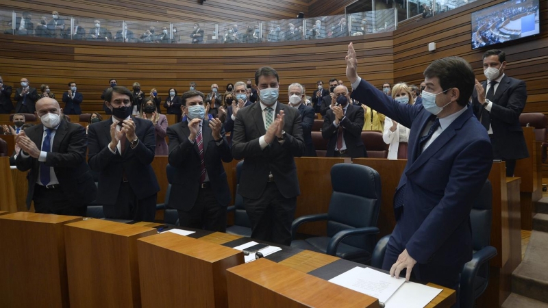 El recién elegido presidente de la Junta de Castilla y León, Alfonso Fernández Mañueco, recibe los aplausos de los miembros de su grupo parlamentario, a 11 de abril de 2022.