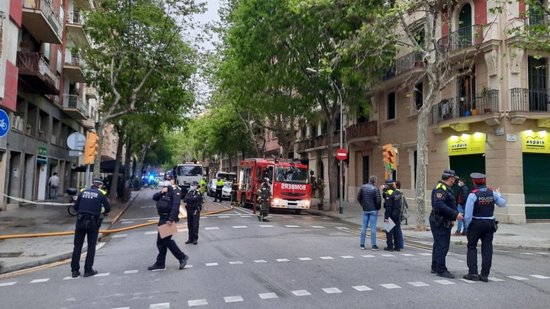 12/04/22. Intervención de los bomberos para extinguir el incendio en la calle València, en el Eixample de Barcelona, a 12 de abril de 2022.