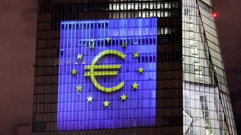 El logo del euro, en la fachada del rascacielos donde tiene su sede en Fráncfort el BCE. REUTERS/Wolfgang Rattay