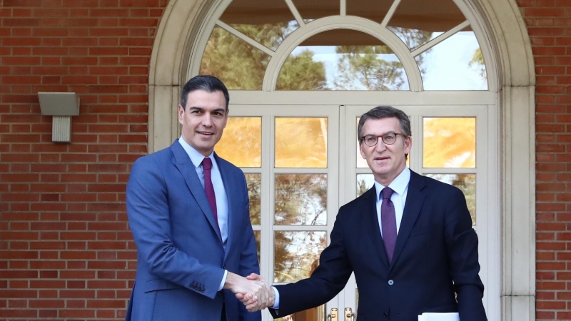 El presidente del Gobierno, Pedro Sánchez, junto al nuevo líder del PP, Alberto Nuñez Feijóo, durante su reunión en Moncloa el pasado jueves.