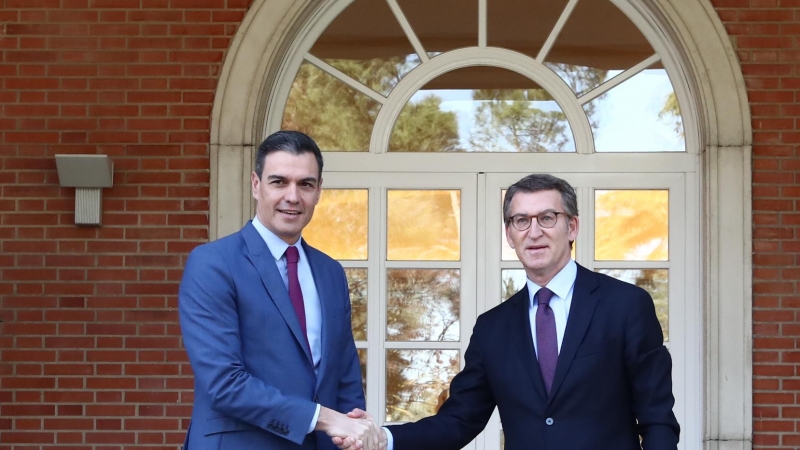 El presidente del Gobierno, Pedro Sánchez, junto al nuevo líder del PP, Alberto Nuñez Feijóo, durante su reunión en Moncloa el pasado jueves.