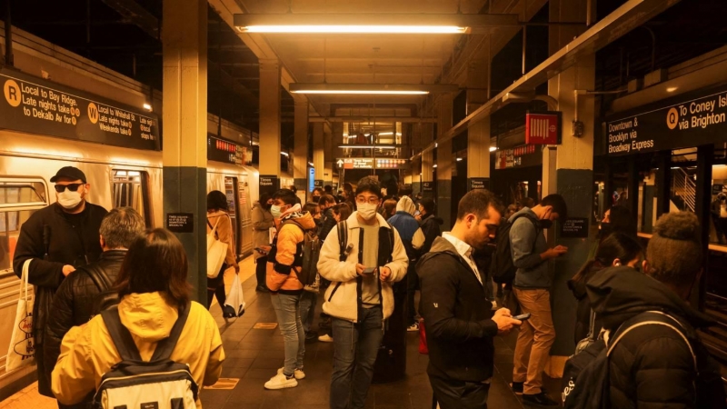 Ciudadanos abarrotan uno de los andenes de una estación de metro cercana a donde se ha producido el tiroteo en Brooklyn este 12 de abril de 2022.