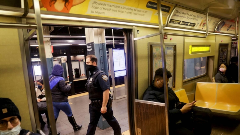 Agentes de Policía revisan las estaciones de metro de Manhattan después del tiroteo registrado en Brooklyn este 12 de abril de 2022.