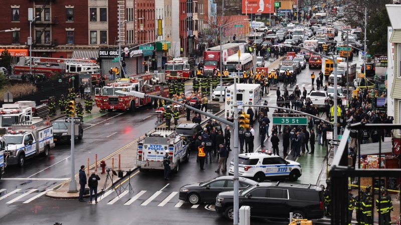 La policía de la ciudad de Nueva York, el Departamento de Bomberos de la ciudad de Nueva York y funcionarios federales en la escena de un tiroteo múltiple informado en una estación de metro de la ciudad de Nueva York en el distrito de Brooklyn de Nueva Yo