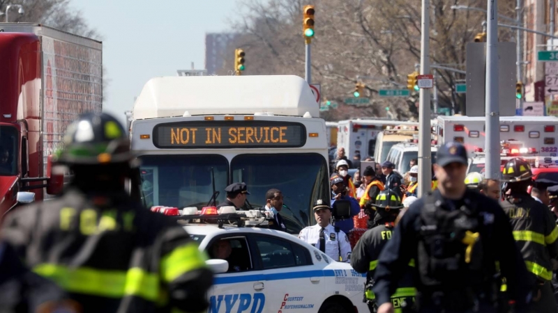 Agentes de Policía y los bomberos trabajan cerca de la escena del tiroteo en una estación de metro en Brooklyn este 12 de abril de 2022.